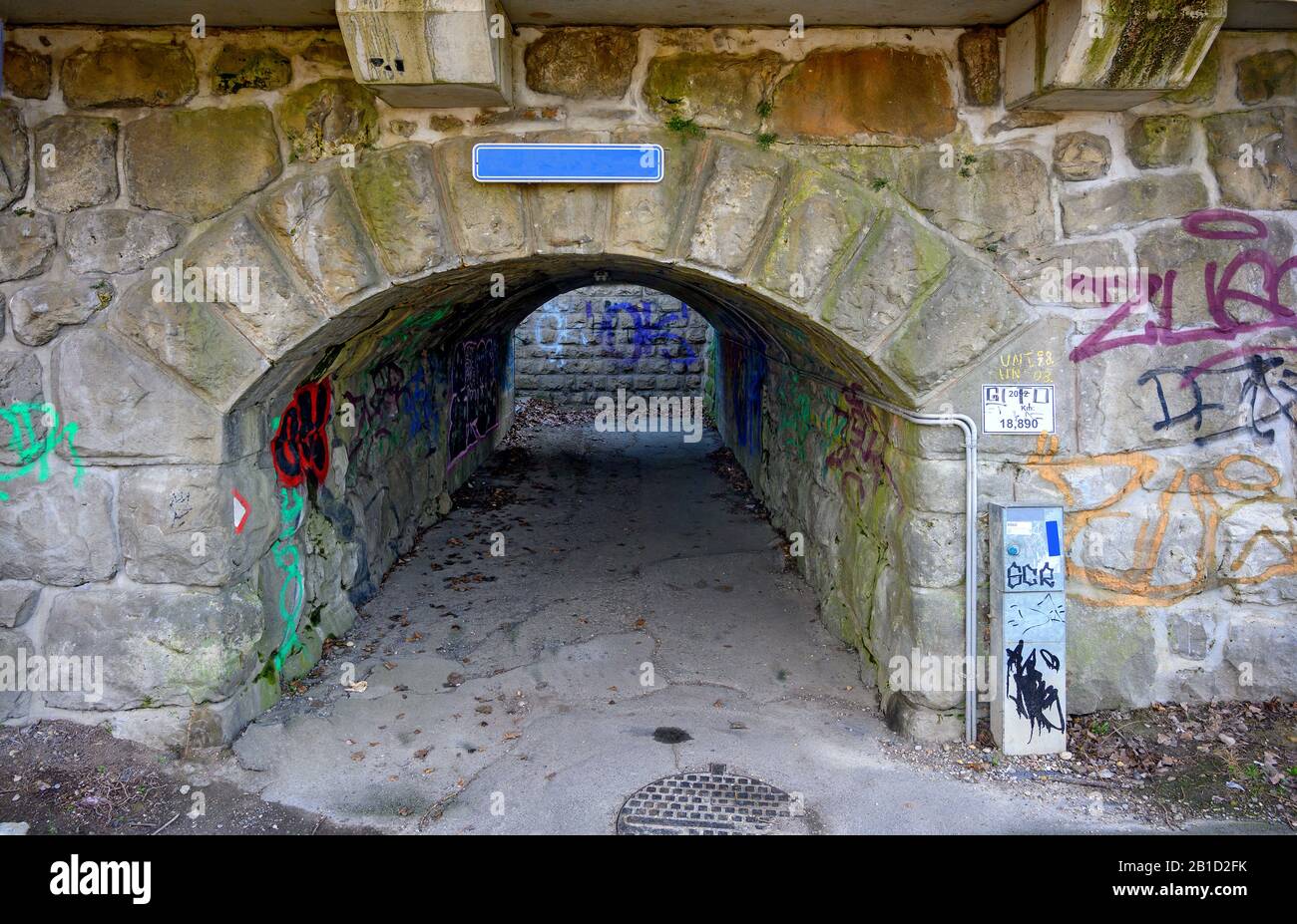 Alte steinige Fußgängerunterführung mit Graffiti unter einer Eisenbahnlinie beim Dorf Greifenstein in Österreich Stockfoto