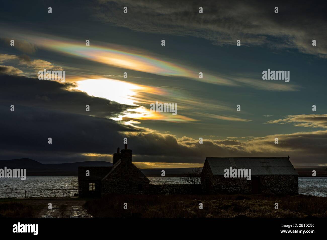 Schillernde Wolken über Lochmore Cottage und Loch More, Caithness, Schottland, Großbritannien Stockfoto