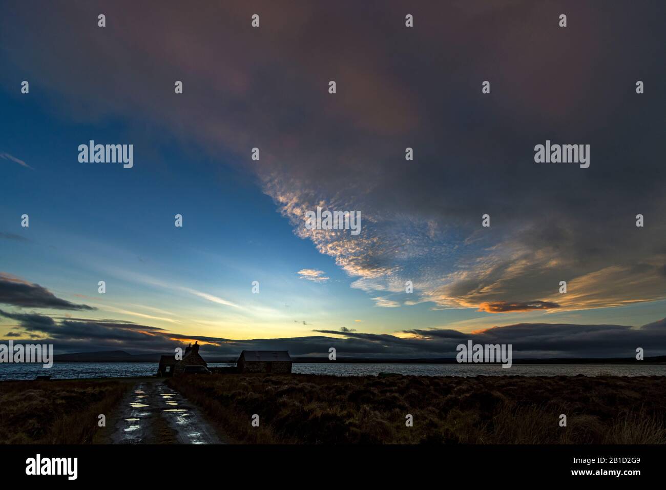 Sonnenuntergang über Lochmore Cottage und Loch More, Caithness, Schottland, Großbritannien Stockfoto