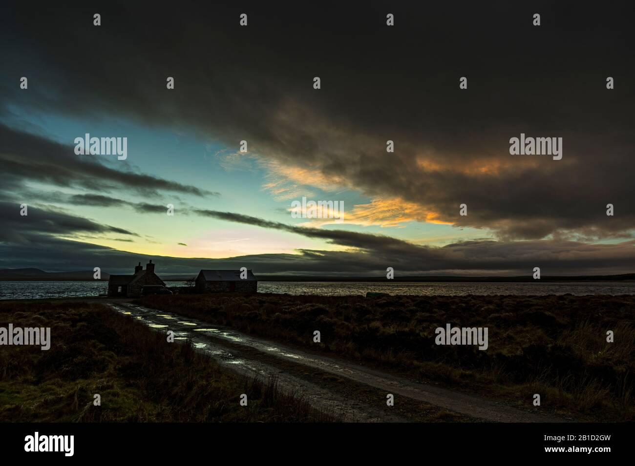 Sonnenuntergang über Lochmore Cottage und Loch More, Caithness, Schottland, Großbritannien Stockfoto