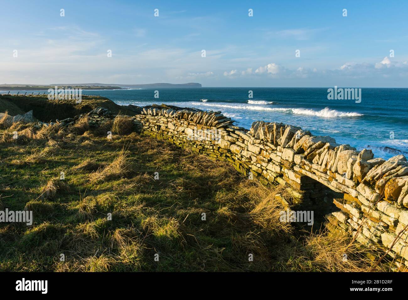 Dunnet Head aus Longgeo Skerries, in der Nähe des Dorfes Mey, Caithness, Schottland, Großbritannien. Stockfoto
