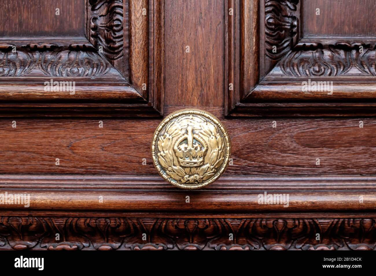 Goldgelbter Türknauf mit eingraviertem britischen Königskronensymbol Stockfoto