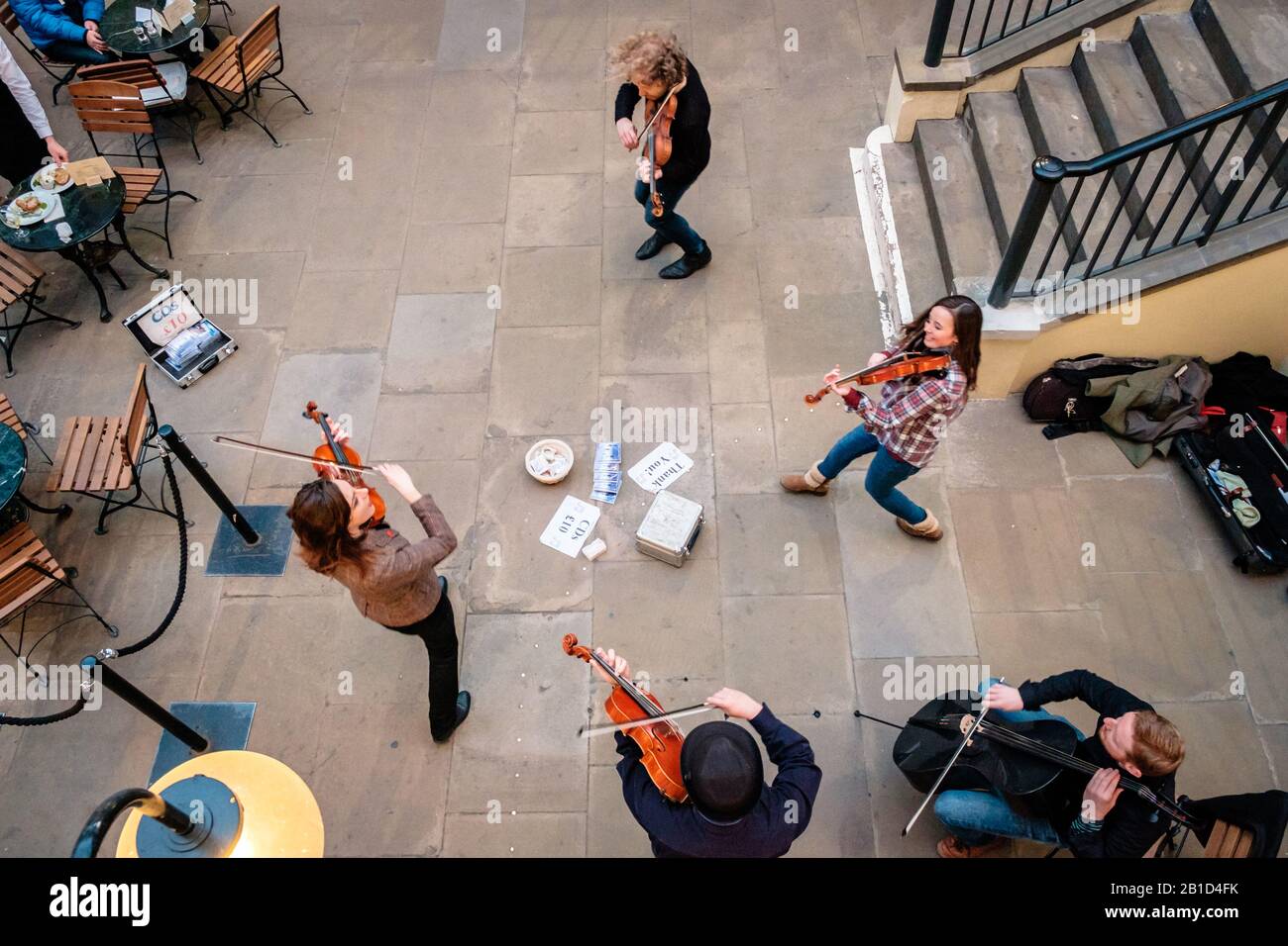 Buskers Auftritt in Covent Garden, High-Angle-Shot. London, England. Stockfoto