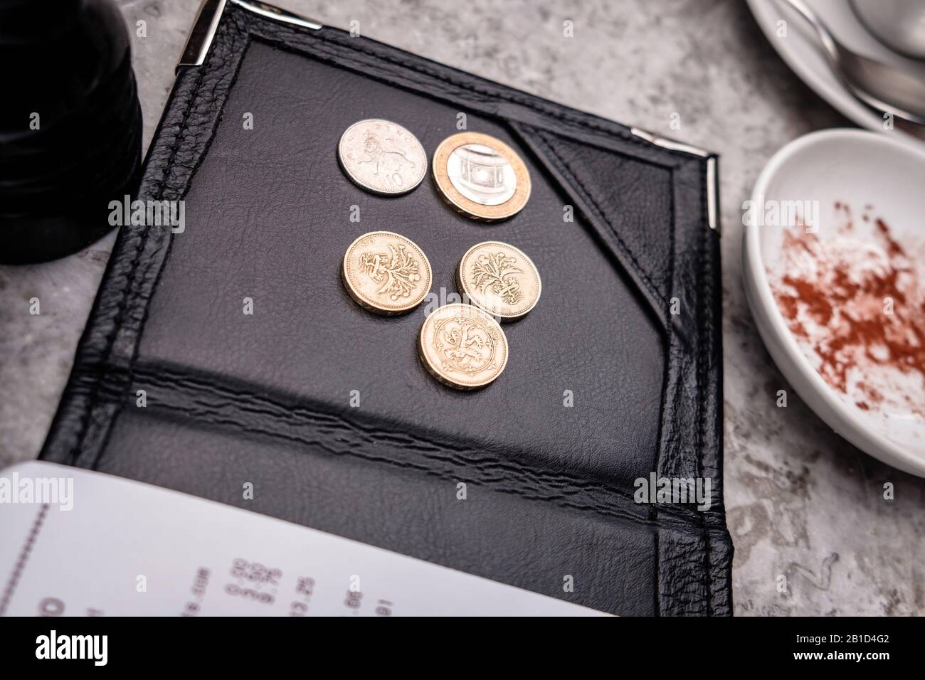 Trinkgeld wurde im Restaurant in Heddon Street, London, England bezahlt Stockfoto