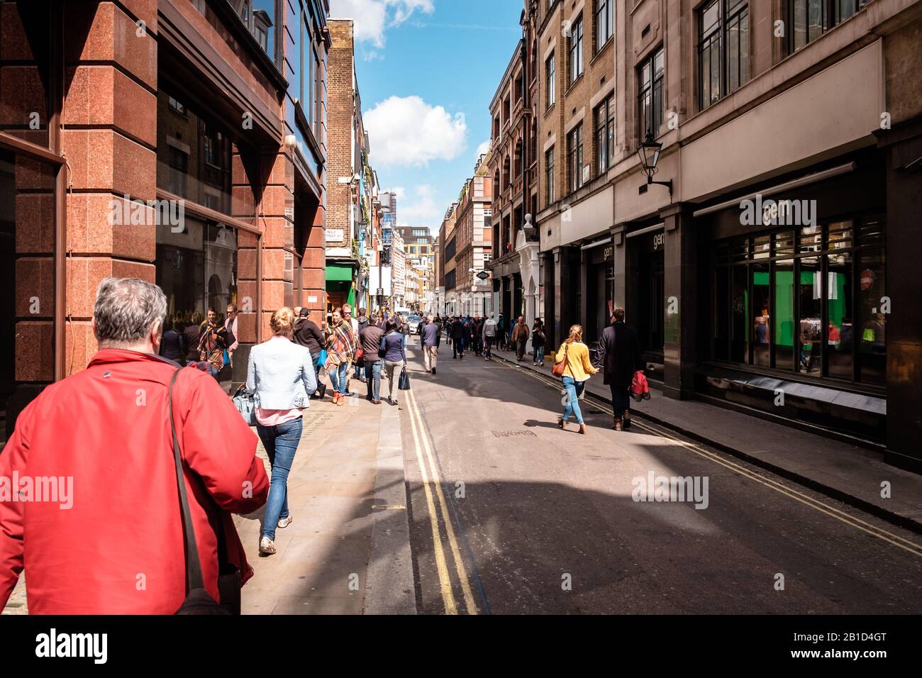 Ehrliche Aufnahme von Menschen, die in der Carnaby Street in London, England, spazieren Stockfoto
