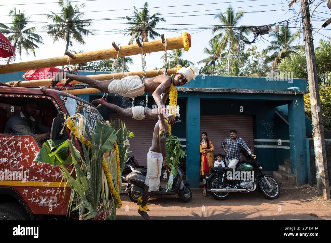 Anhänger, die durch Haken hängen, die ihre Haut als rituellen Akt der Hingabe durchstechen, Garudan Theokkam (Eagle Hanging), während Thaipooyam oder Thaipoosam, Fe Stockfoto