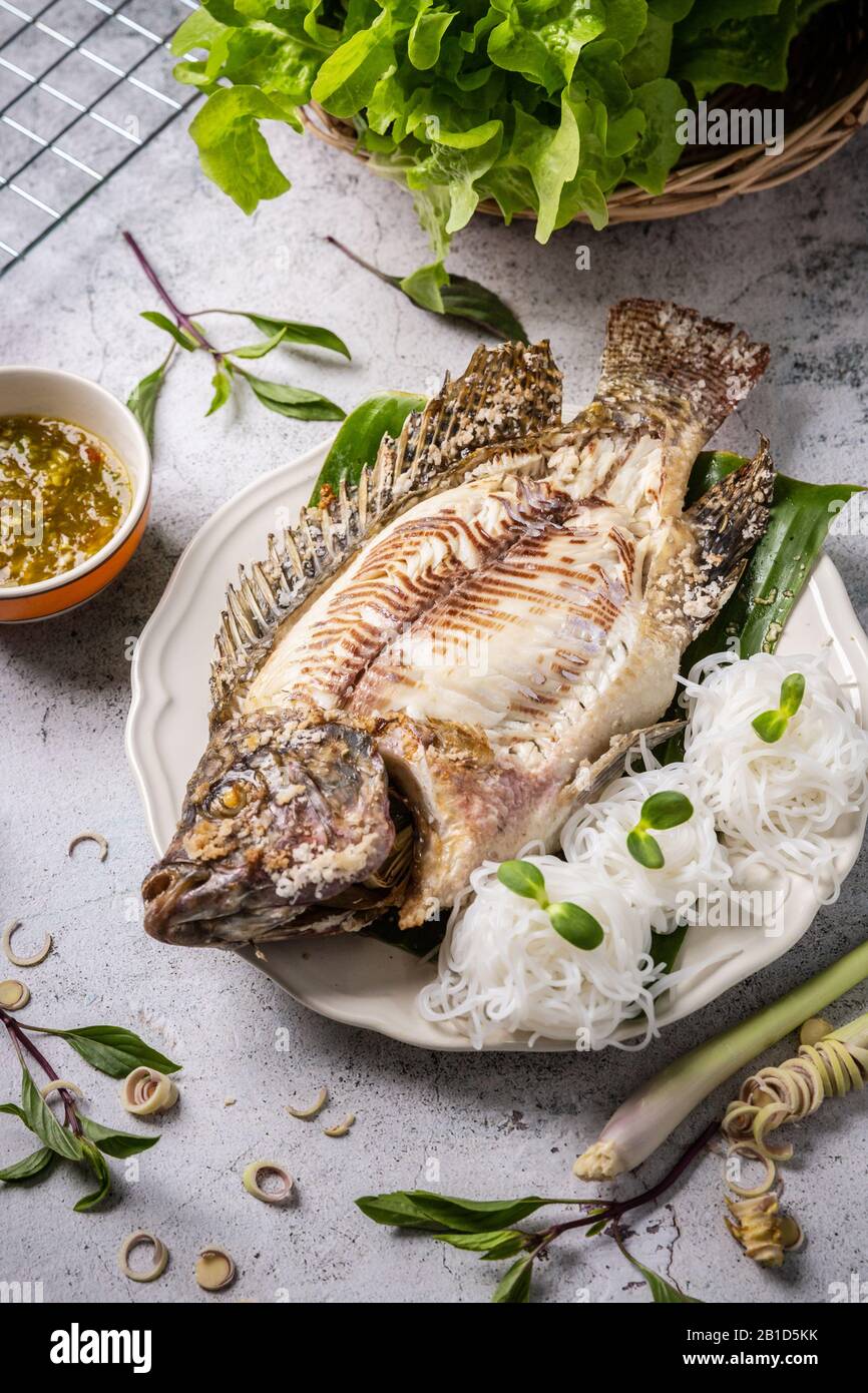 Gegrillte Tilapia mit Salz- und Meeresfrüchtesoße Stockfoto