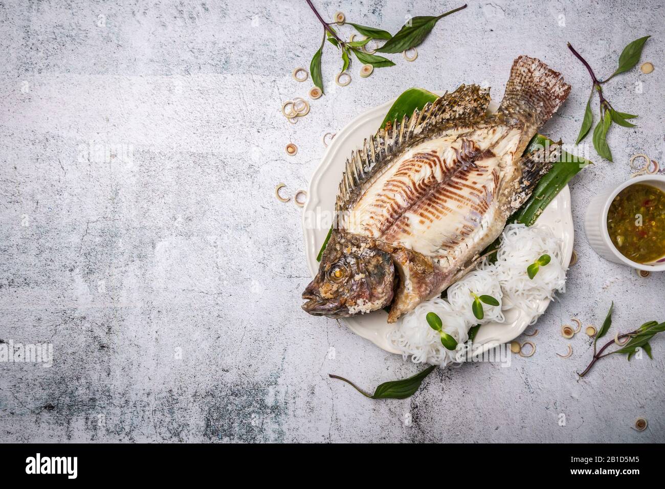 Gegrillte Tilapia mit Salz- und Meeresfrüchtesoße Stockfoto