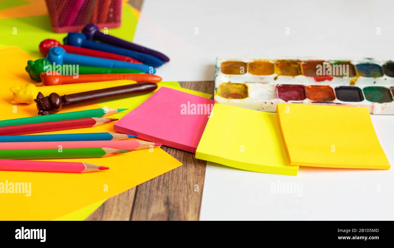 Aquarell, Gouache, Farbbürsten, farbige und Wachskrebse. Set für Zeichnen, Kreativität und Hobbys. Stockfoto