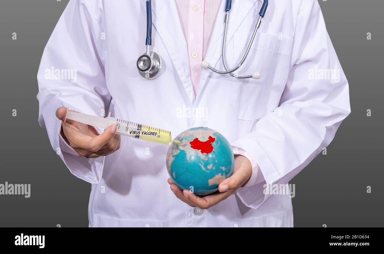 Arzt im medizinischen Gown mit einer Spritze mit antiviralen Impfstoffen auf der roten China Karte auf der Welt in der Hand. Ausbruch Situation der Coronavirus 2019 Infektion Stockfoto