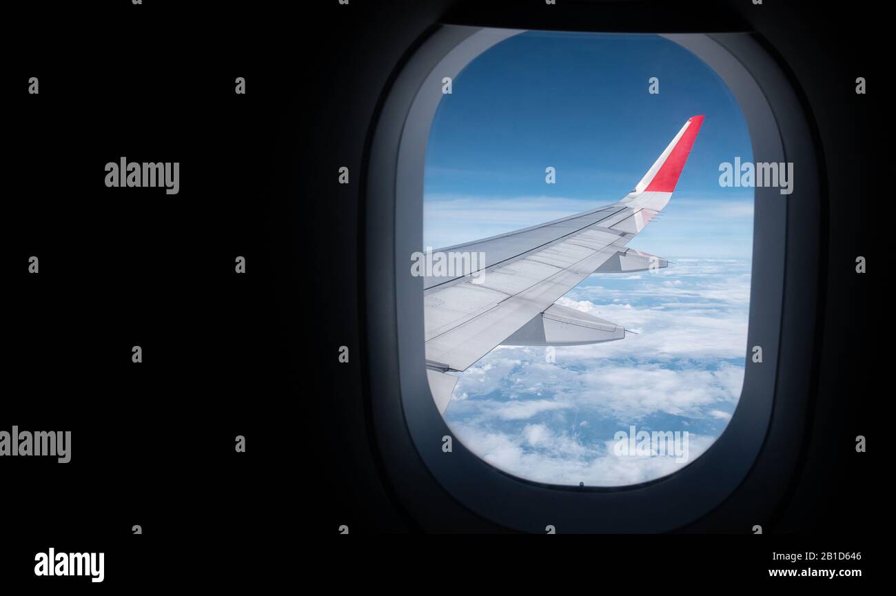 Schöne Luftansicht vom Flugzeugfenster aus, während Sie mit dem Flugzeug reisen, mit Werbebanner für Reisen Stockfoto