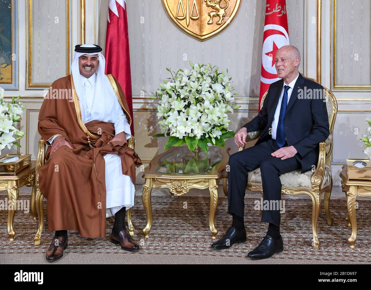 (200225) -- TUNIS, 25. Februar 2020 (Xinhua) -- der Tunesier Kais Saied (R) führt Gespräche mit Qatari Emir Scheich Tamim bin Hamad Al Thani in Tunis, Tunesia, 24. Februar 2020. (Tunesischer Vorsitz/Übergabe über Xinhua) Stockfoto