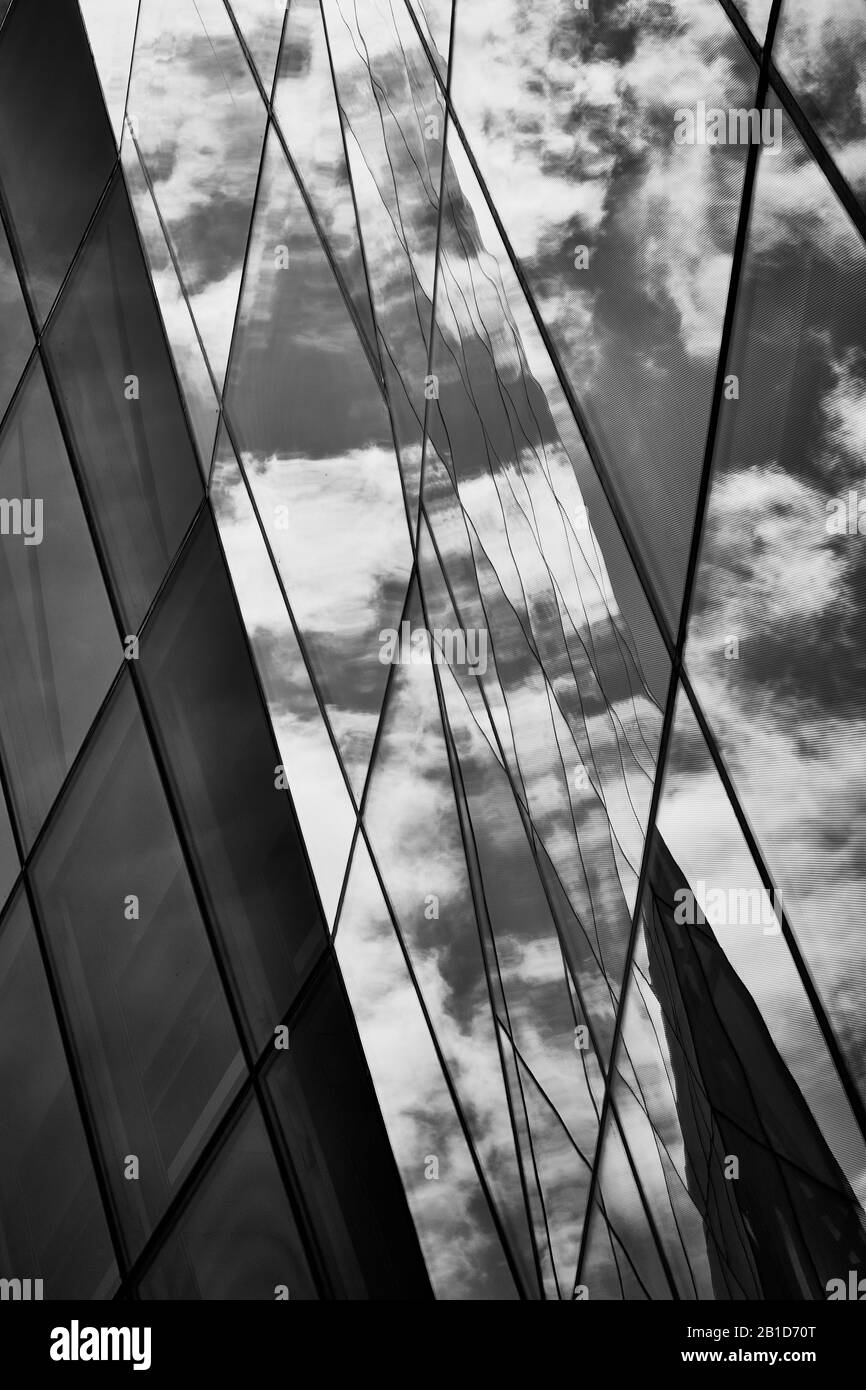 Wolken spiegeln sich auf Glas außen Stockfoto