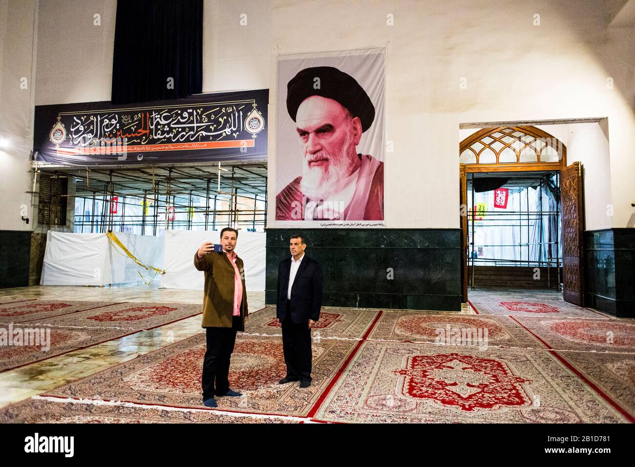 Zwei Männer nehmen ein selfie vor Ruhollah Khomeinis Porträt im Mausoleum Stockfoto