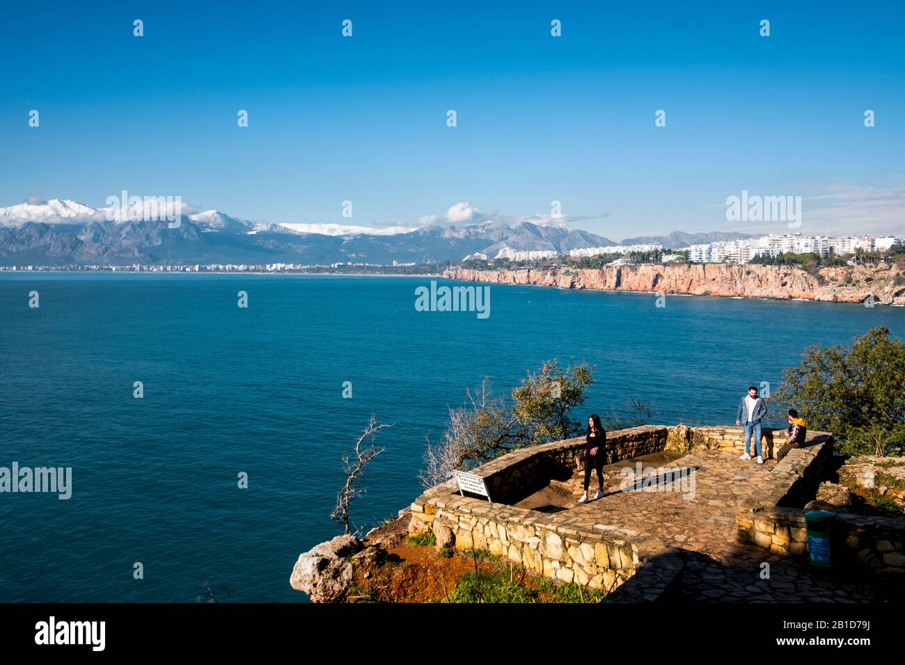 Antalya in der Bucht von Antalya mit dem Beydaglar-Gebirge, in der westlichen Verlängerung des Taurus-Gebirges. Stockfoto