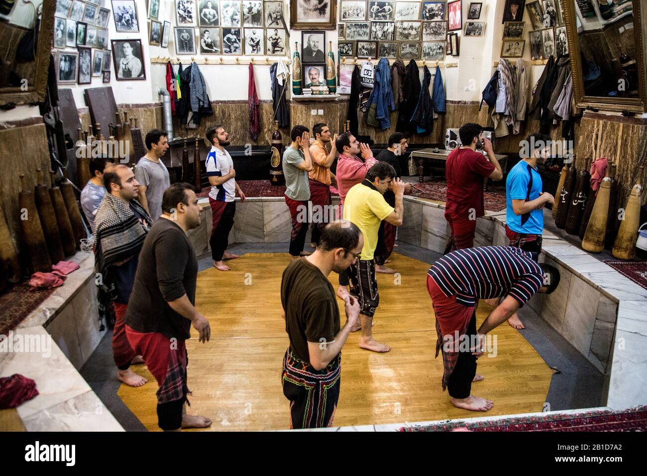 In Teheran praktizieren Männer Varzesh-e Pahlavani oder Zürkhaneh, ein traditionelles System der Leichtathletik, das ursprünglich zur Ausbildung von Kriegern in Persien (Iran) verwendet wurde, das c Stockfoto