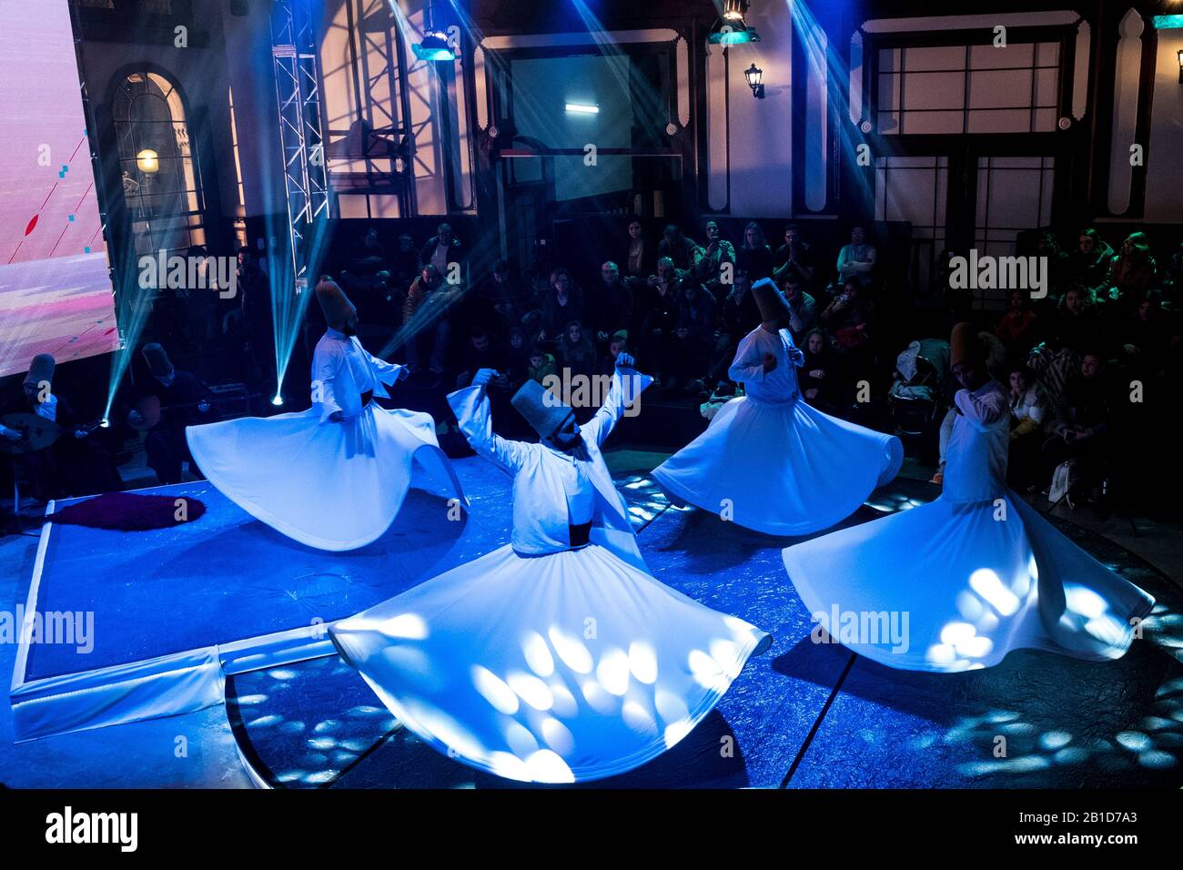 Vorstellung des Mevlevi-Auftrags oder des Sufi Whirling Dervishes im Bahnhof Sirkeci in Istanbul Stockfoto