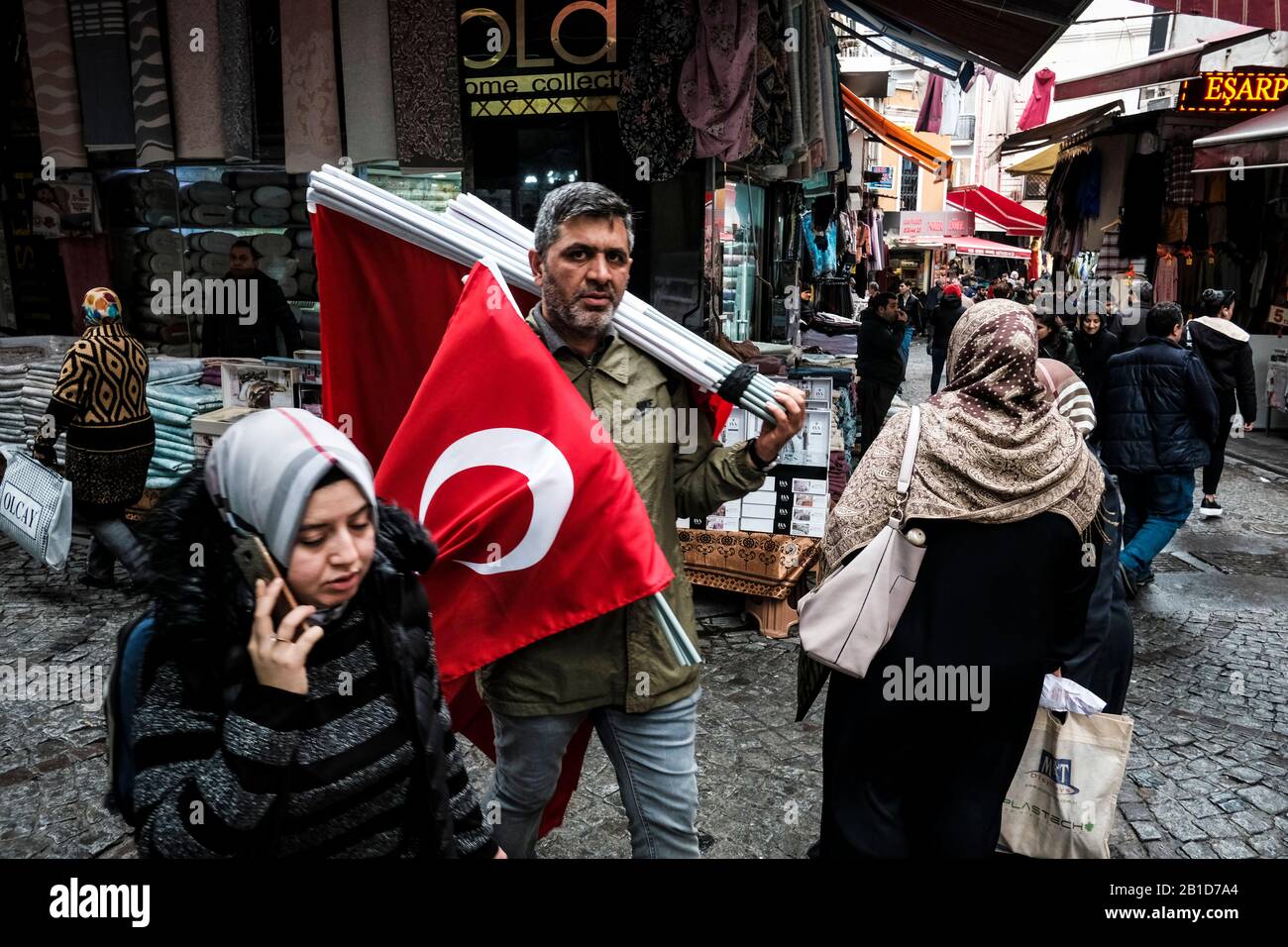 Türkische Flaggenhändler auf den Straßen von Istanbul Stockfoto