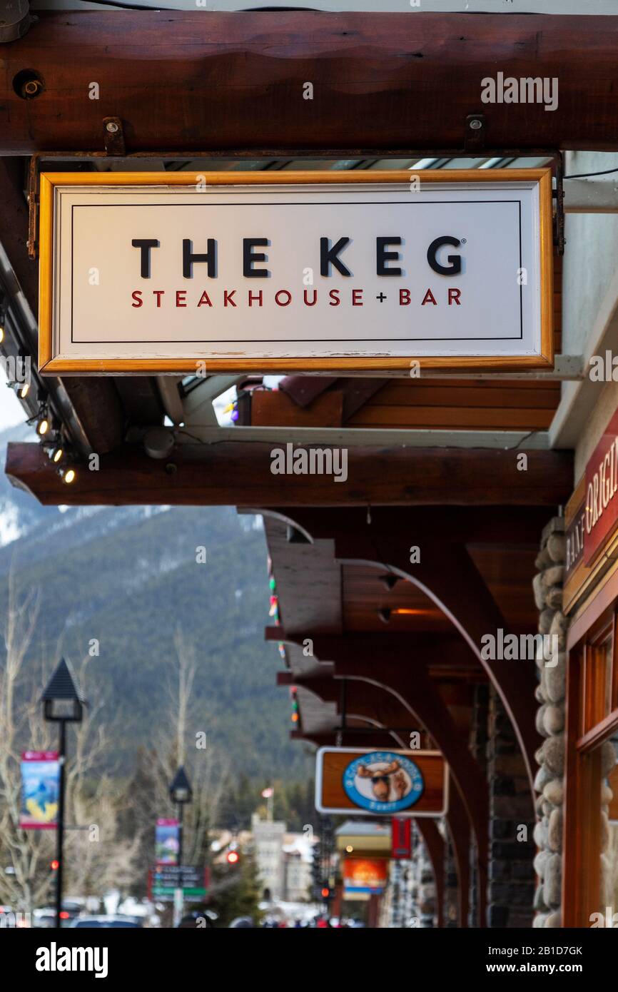 Banff, KANADA - 15. FEBRUAR 2020: Das Keg-Restaurant mit seinem Schild an der belebten Banff Avenue in Alberta, Kanada. Der Keg ist eine in kanadischem Besitz befindliche Kette von Steakhou Stockfoto