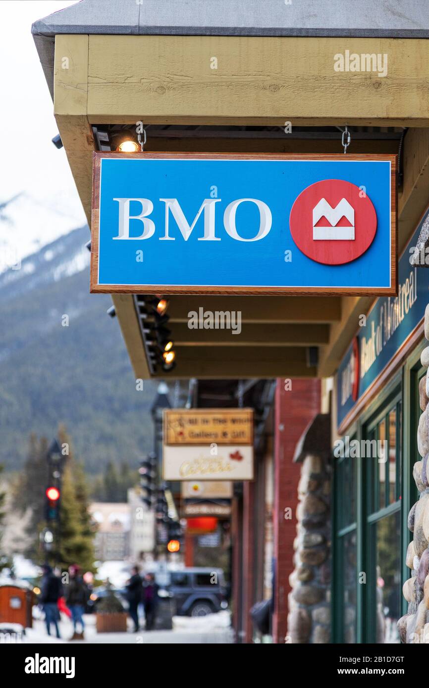 Banff, KANADA - 15. FEBRUAR 2020: Zweigstelle der BMO Bank of Montreal mit ihrem Schild an der belebten Banff Avenue in Alberta, Kanada. BMO ist ein kanadischer multinationaler Inv Stockfoto