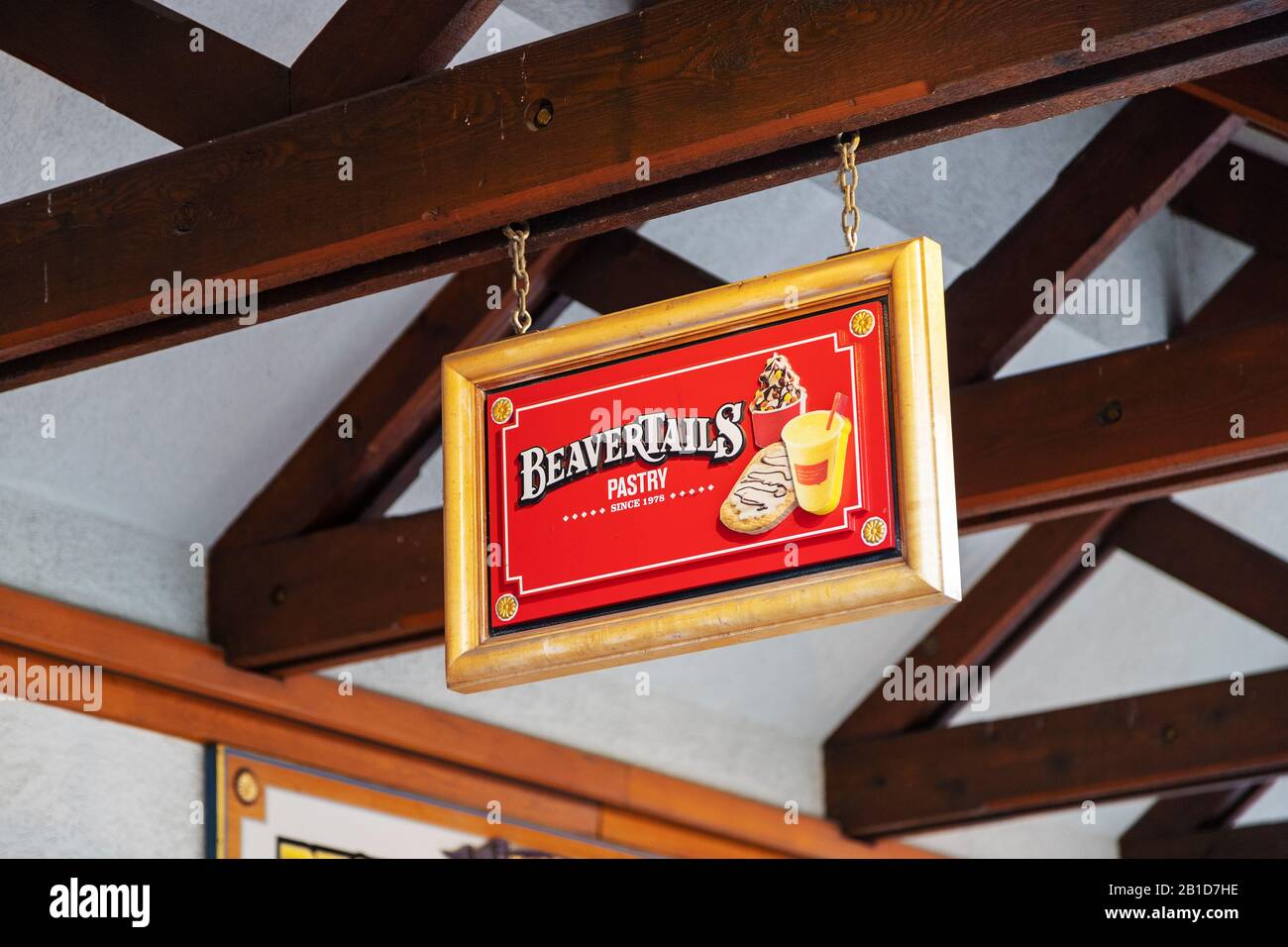 Banff, KANADA - 15. FEBRUAR 2020: Berühmtes kanadisches BeaverTails Restaurant mit seinem Schild an der belebten Banff Avenue in Alberta, Kanada. Stockfoto