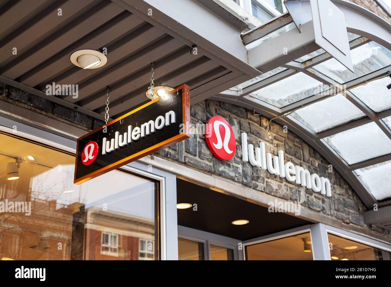 Banff, KANADA - 15. FEBRUAR 2020: Lululemon Store mit seinem Schild an der belebten Banff Avenue in Alberta, Kanada. Der Bekleidungshändler für Sportbekleidung wurde berühmt für Stockfoto