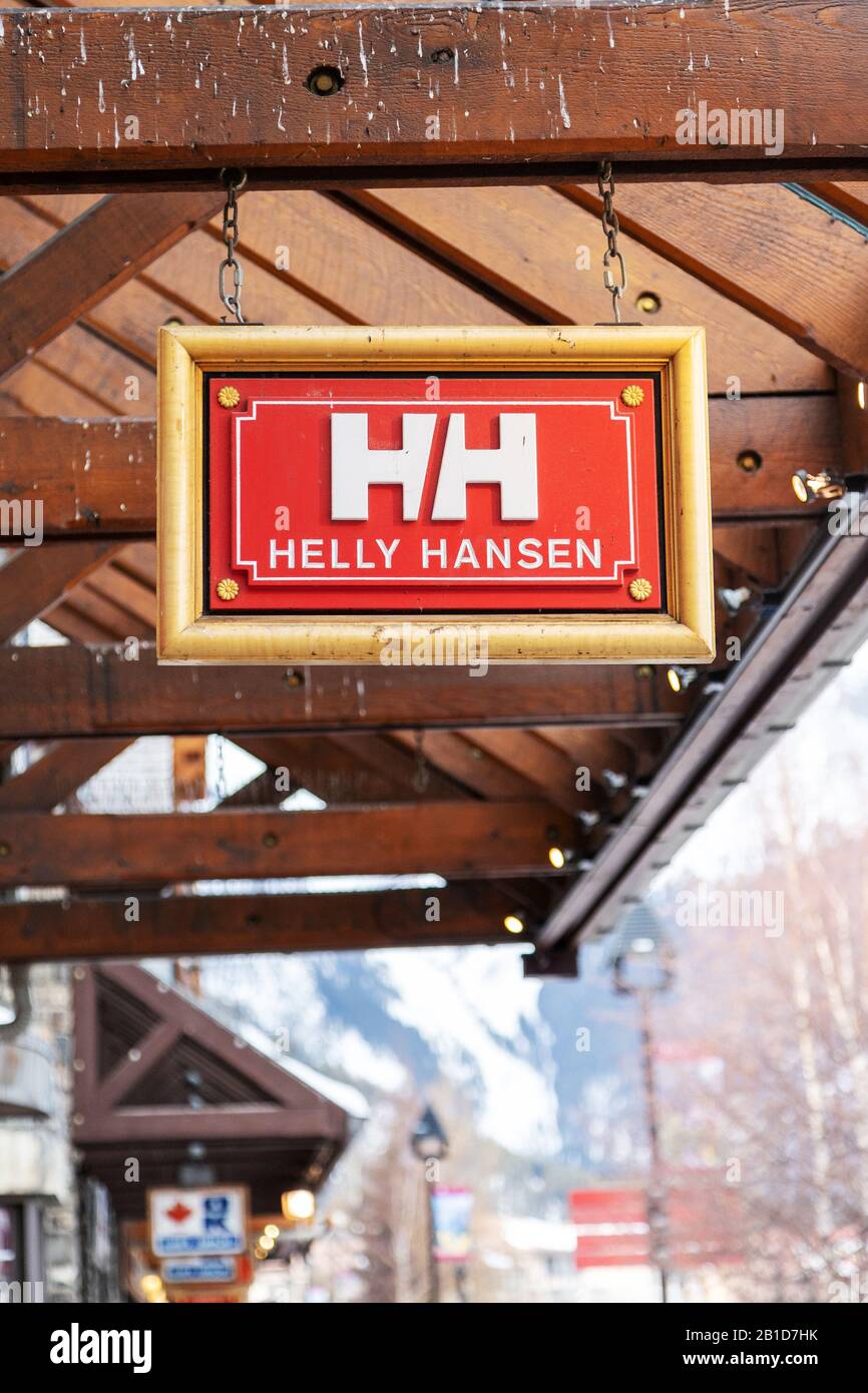 Banff, KANADA - 15. FEBRUAR 2020: Berühmter Helly Hansen-Shop mit seinem Schild an der belebten Banff Avenue in Alberta, Kanada. Helly Hansen ist Ski und Stockfoto