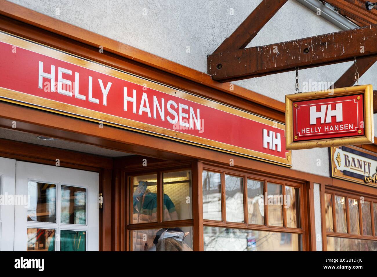 Banff, KANADA - 15. FEBRUAR 2020: Berühmter Helly Hansen-Shop mit seinem Schild an der belebten Banff Avenue in Alberta, Kanada. Helly Hansen ist Ski und Stockfoto