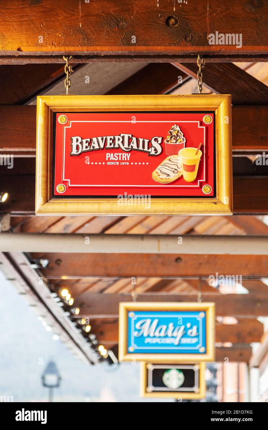 Banff, KANADA - 15. FEBRUAR 2020: Berühmtes, in Kanada beheimatete BeaverTails Restaurant mit seinem Schild an der belebten Banff Avenue in Alberta, Kanada. Stockfoto
