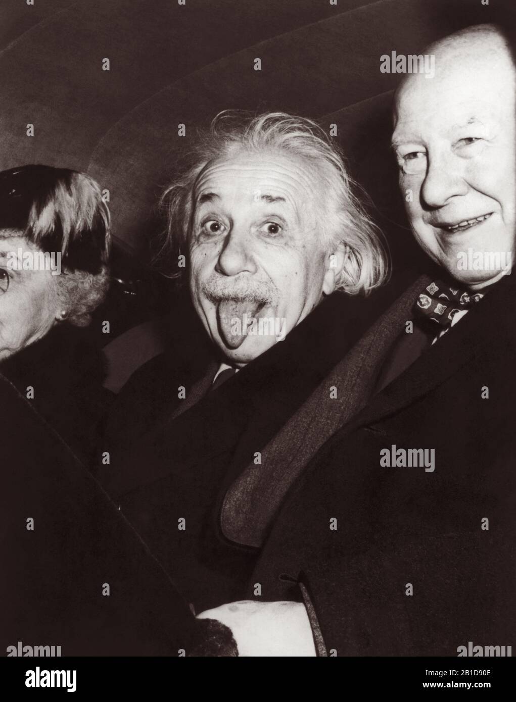 Ikonisches Foto von Albert Einstein, der anlässlich seiner 72. Geburtstagsfeier an der Princeton University am 14. März 1951 seine Zunge heraushielt. Der Fotograf Arthur Sasse nahm das zweitrangige Bild auf, als Einstein die Veranstaltung verließ und auf dem Rücksitz eines Autos zwischen Dr. Frank Aydelotte, ehemaliger Leiter des Institute for Advanced Study an der Princeton University, und Aydelottes Frau Marie Jeanette saß. Stockfoto Ikonisches Foto von Albert Einstein, der anlässlich seiner 72. Geburtstagsfeier an der Princeton University am 14. März 1951 seine Zunge heraushielt. Der Fotograf Arthur Sasse nahm das zweitrangige Bild auf, als Einstein die Veranstaltung verließ und auf dem Rücksitz eines Autos zwischen Dr. Frank Aydelotte, ehemaliger Leiter des Institute for Advanced Study an der Princeton University, und Aydelottes Frau Marie Jeanette saß. Stockfoto