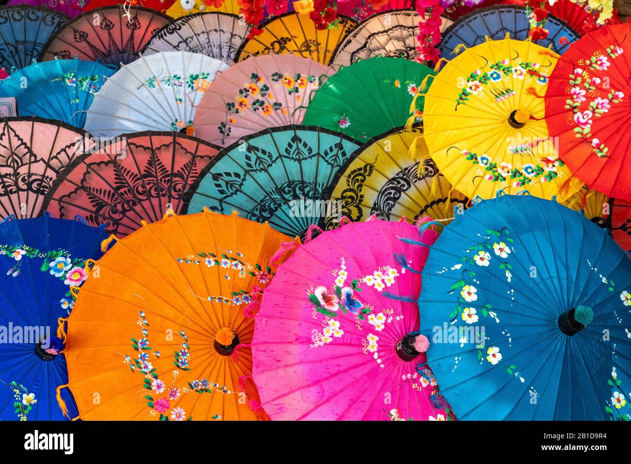 Farbenfrohe Sonnenschirme für Souvenirs in Maha Sandar Mahi Pagode, Amarapura, Mandalay Region, Myanmar Stockfoto
