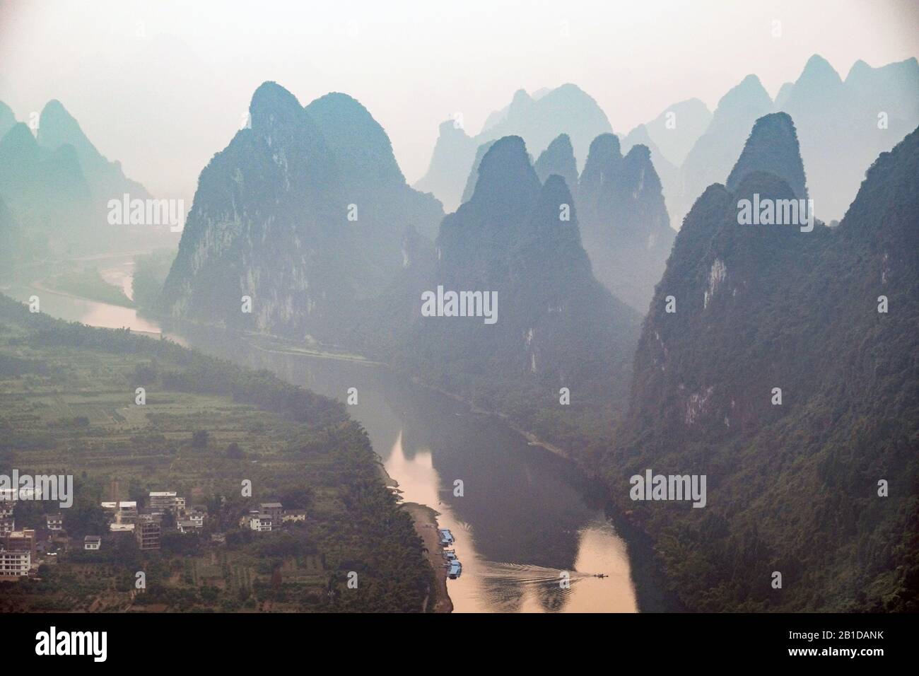 Der Fluss Li fließt durch die Karstberge. Yangshuo County, Provinz Guangxi, China. Stockfoto