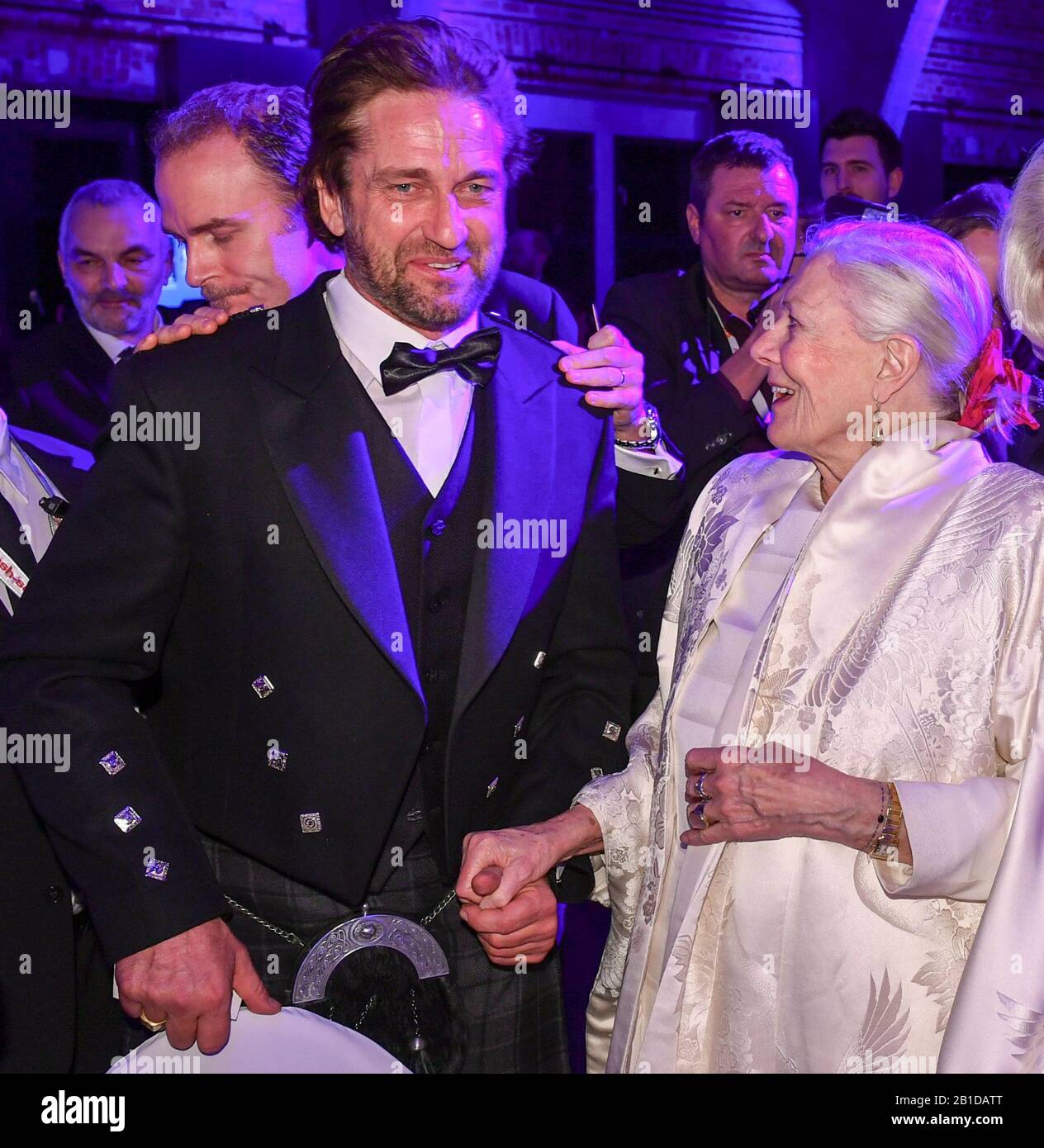 Berlin, Deutschland. Februar 2020. 70. Berlinale, Cinema for Peace Gala: Carlo Gabriel Nero (l-r), der Sohn von Vanessa Redgrave und Franco Nero, Schauspieler Gerard Butler und Regisseur Vanessa Redgrave Das Internationale Filmfestival findet vom 20.02. Bis 01.03.2020 statt. Kredit: Jens Kalaene / dpa-Zentralbild / dpa / Alamy Live News Stockfoto