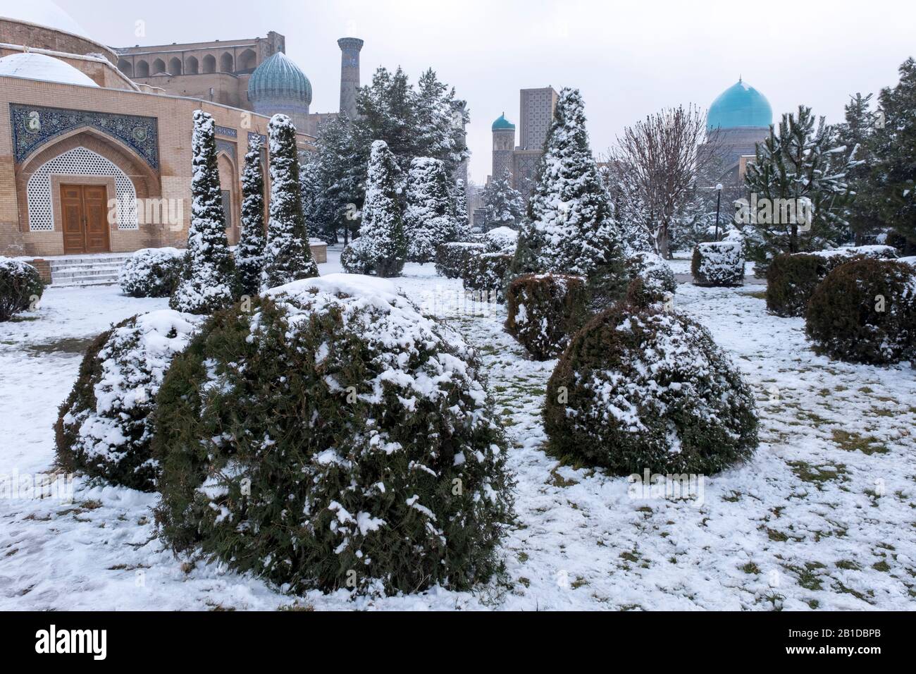 Schnee liegt auf dem Boden des Registan in Samarkand, Usbekistan. Stockfoto