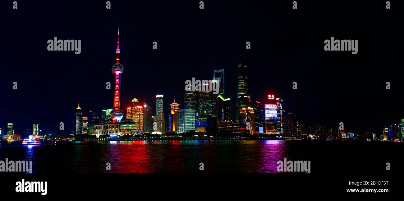 Blick auf das Pudong-Gebäude in Shanghai, China, mit Blick auf das Wasser, während der Nacht Stockfoto