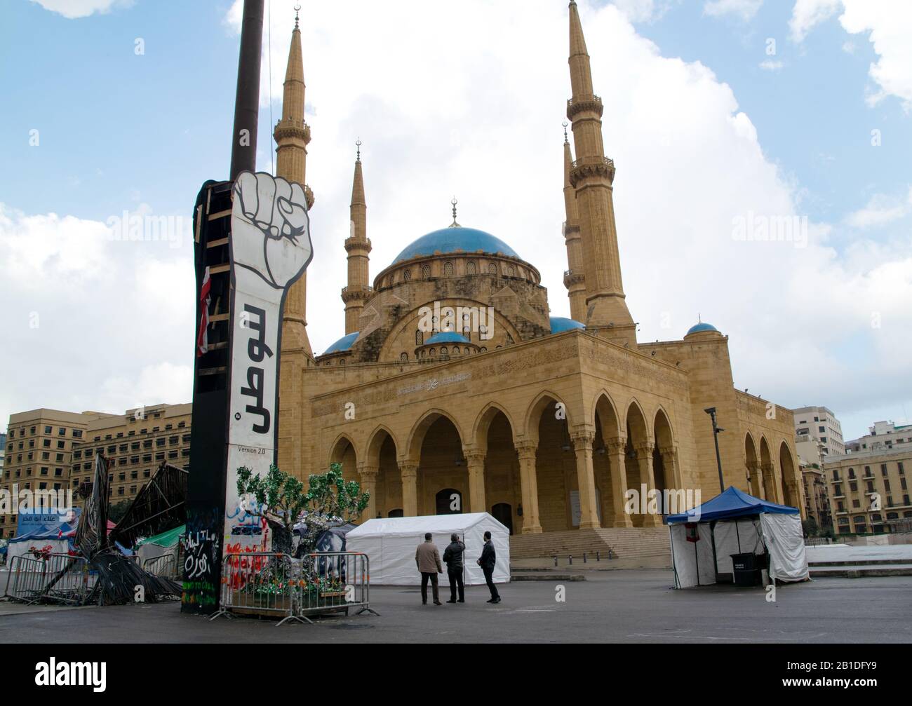 Blick auf den Märtyrerplatz und revolutionäres Handdenkmal vor der Mohammad-Alamin-Moschee im Stadtzentrum von Beirut an einem Morgen nach Protesten Stockfoto