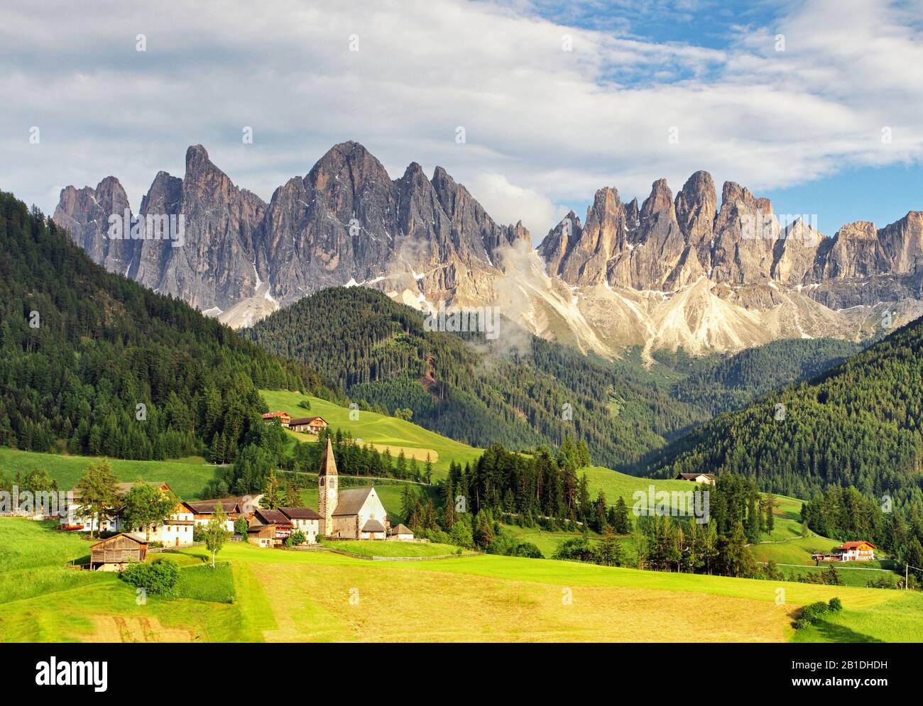 Santa Maddalena Dorf vor der Geisler oder Geisler Dolomiten Gruppe, Val di Funes, Italien, Europa. Stockfoto