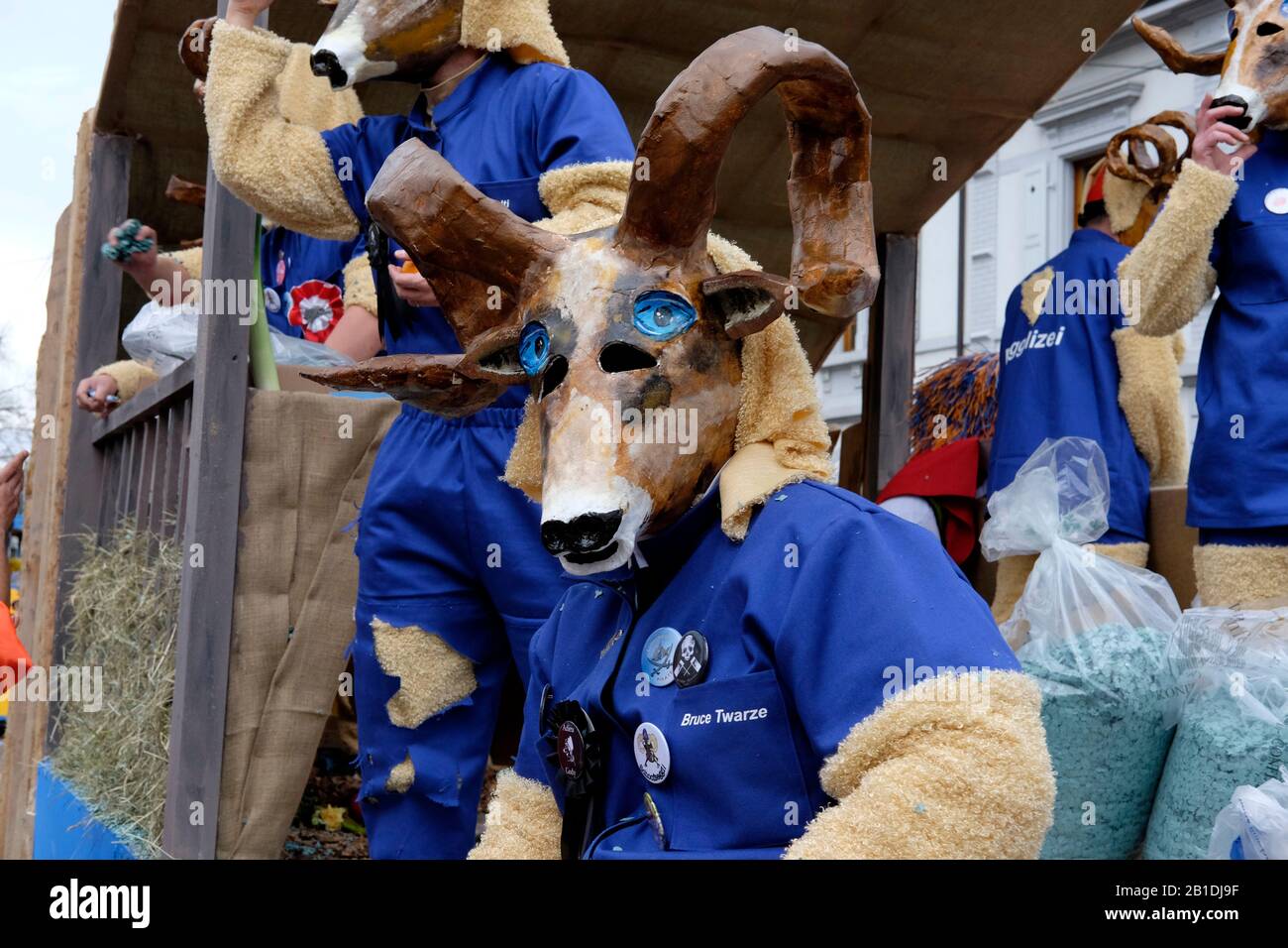 Ein Teilnehmer wetscht beim Karneval in Allschwil, Baseler landschaft, Schweiz, eine Maske Stockfoto