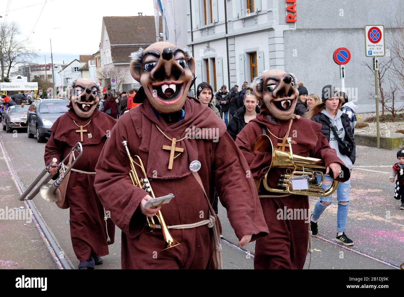 Als Mönch verkleidet beim Karneval in Allschwil, Baseler landschaft, Schweiz Stockfoto