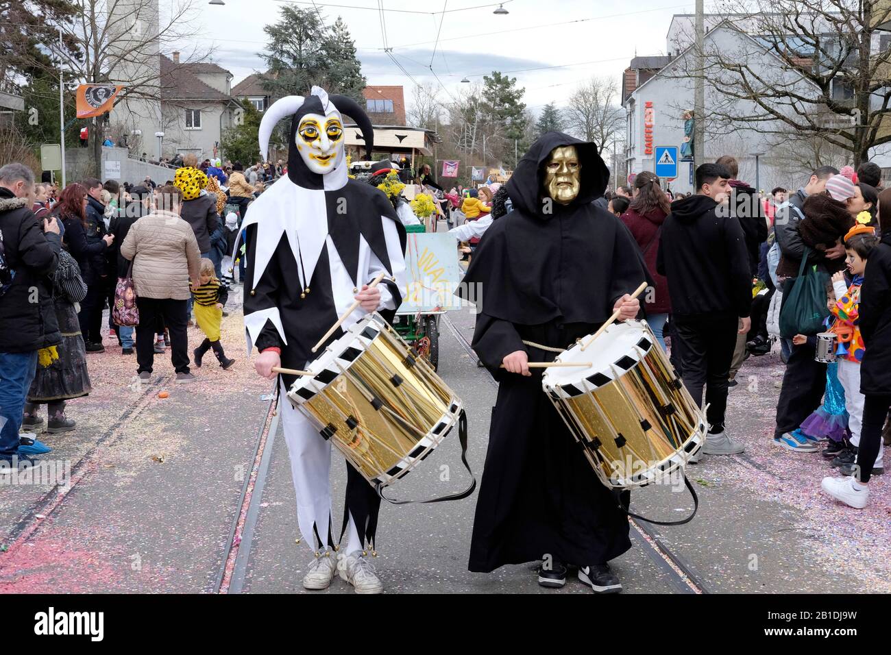 Zwei Menschen maskiert beim Karneval in Allschwil, Baseler landschaft, Schweiz, Schlagzeug zu spielen Stockfoto