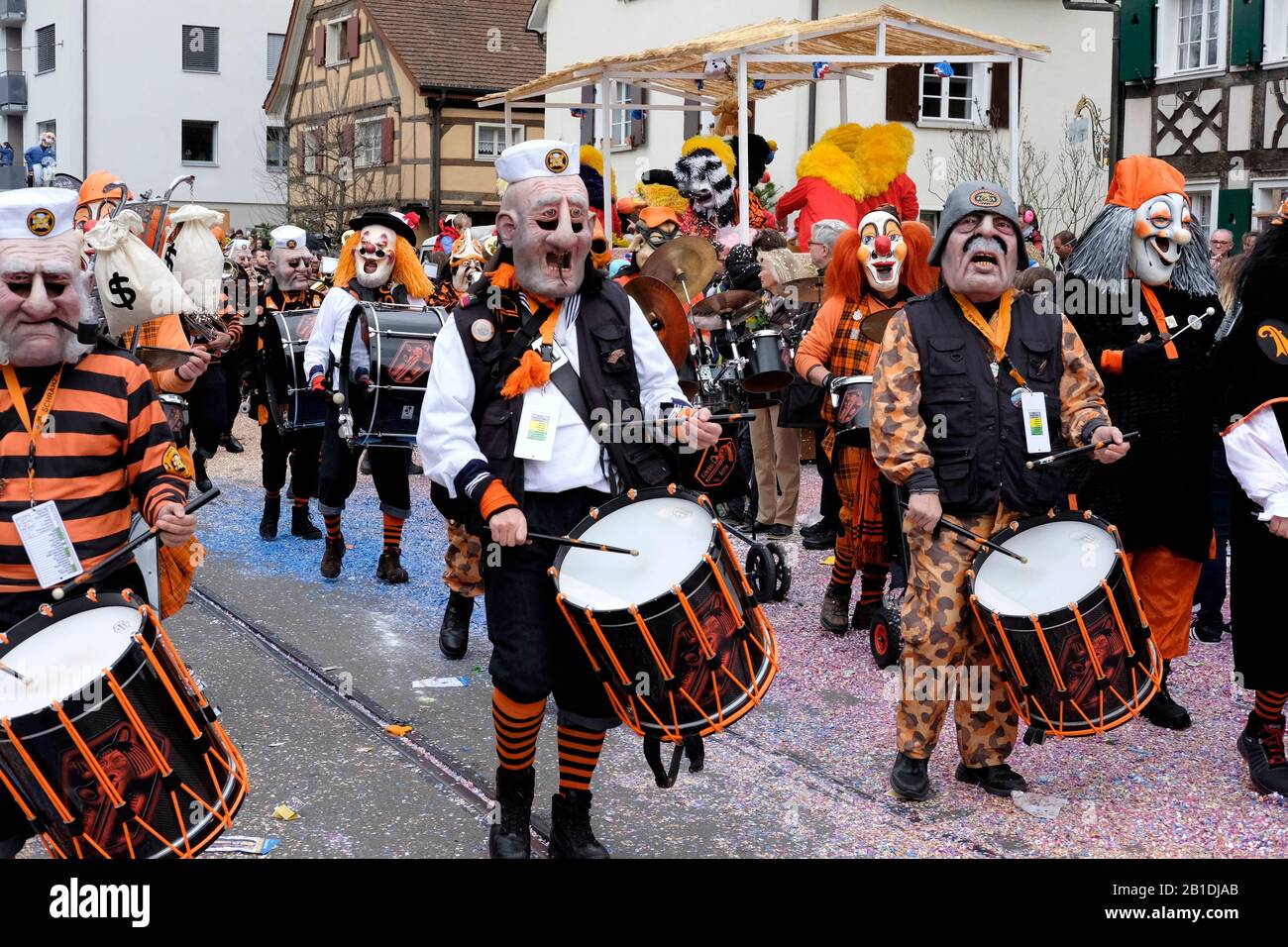 Musiker tragen Gesichtsmasken während des Allschwiler Karnevals Stockfoto