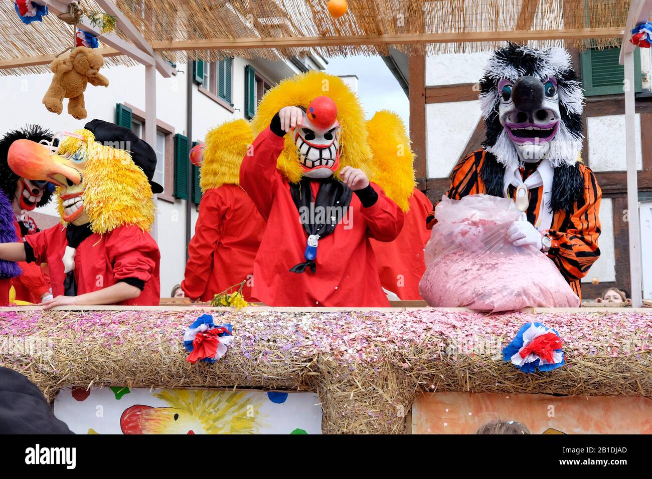 Die Teilnehmer am Baseler Karneval verbergen ihre wahre Identität mit Gesichtsmasken Stockfoto