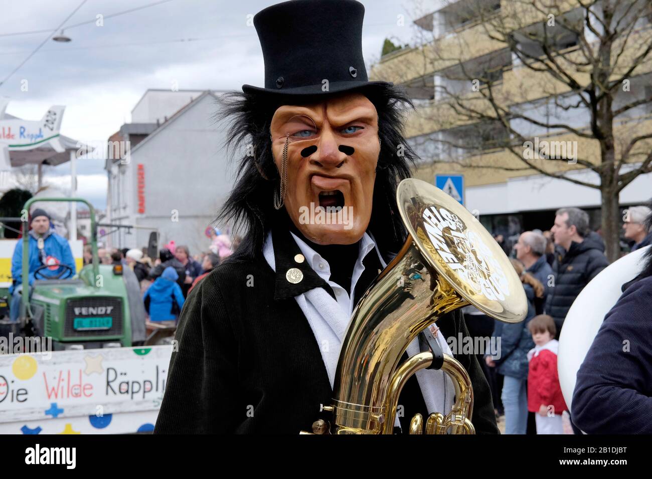 Ein Musiker, der beim Karneval in Allschwil, Baseler landschaft, Schweiz, eine Maske trägt Stockfoto