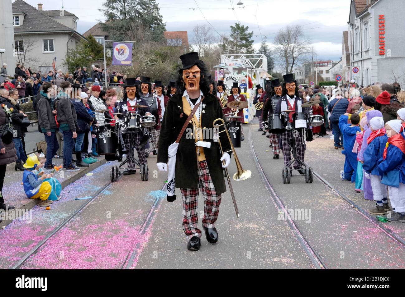 Ein Musiker, der beim Karneval in Allschwil, Baseler landschaft, Schweiz, eine Maske trägt Stockfoto