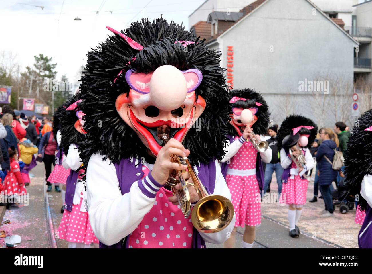 Teilnehmer mit Gesichtsmaske, Trompete beim Karneval in Allschwil, Basel landschaft, Schweiz Stockfoto