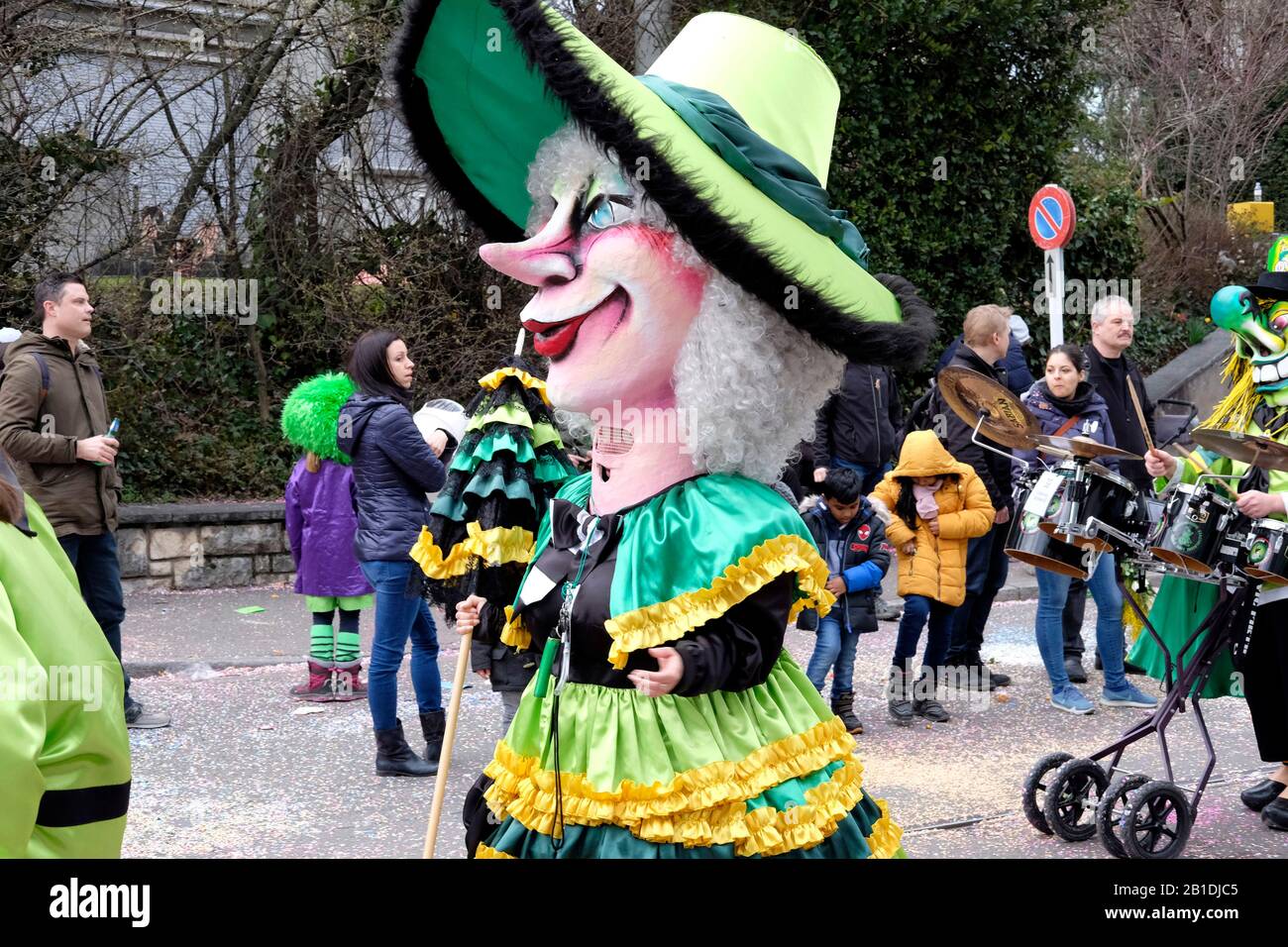 Ein Teilnehmer trägt ein Kostüm und eine Maske beim Karneval in Allschwil, Basel landschaft, Schweiz Stockfoto