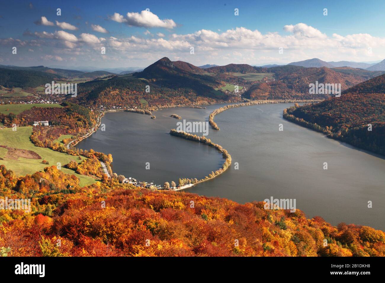 Herbstliche Landschaft mit Fluss Stockfoto