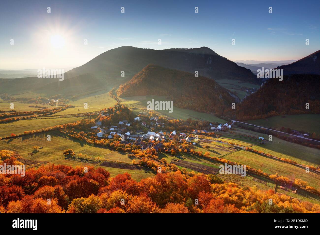 Herbstliche Landschaft mit Dorf in der Slowakei Landschaft Stockfoto