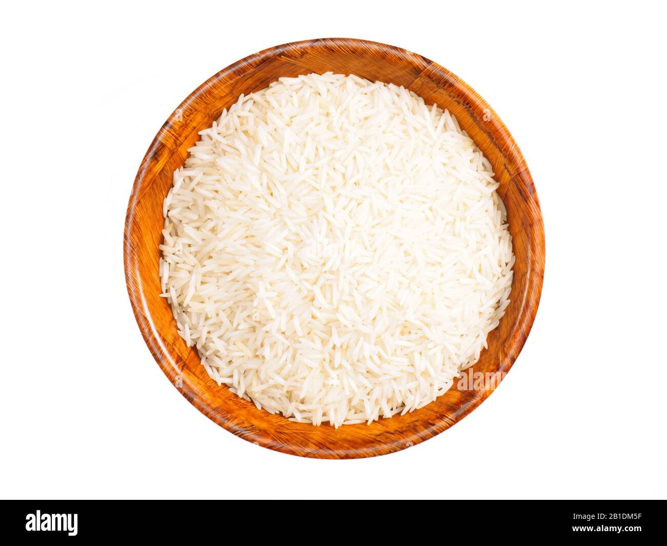 Indischer Basmati-Langkornreis in Bambusschale isoliert auf Weiß. Indische Küche, Ayurveda, Naturheilkonzept Stockfoto