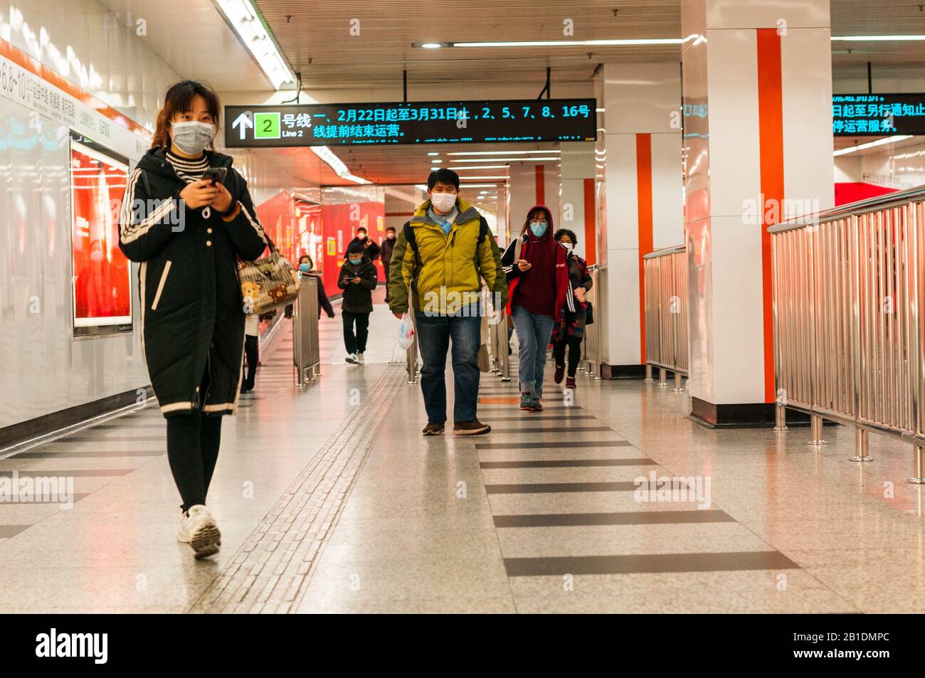 Späte Montagabend Hauptverkehrszeit mit dem Coronavirus (kurz vor 20 Uhr) an der Jing'an Temple Station, Shanghai. Der Wechsel zwischen Den Linien 7 und 2 wäre üblich Stockfoto